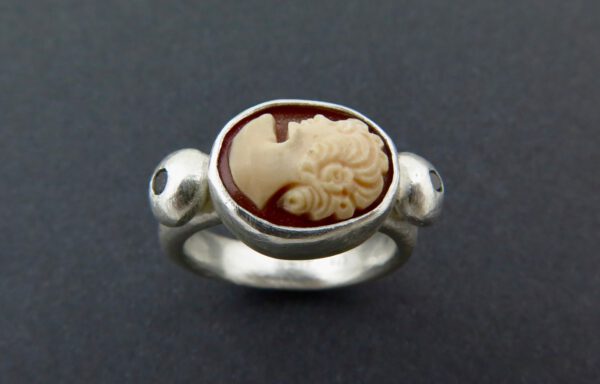 Cameo spinel ring