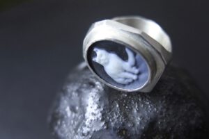 Cat cameo facet ring