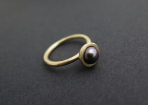 Mini black pearl gold dome ring