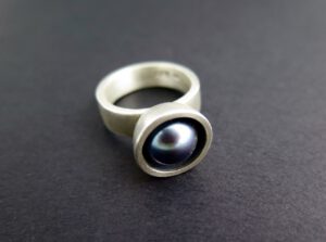 Black pearl dome ring