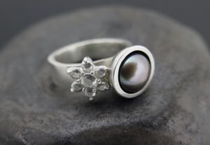 Flower pearl ring