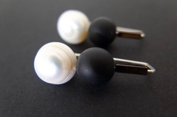 Pearl onyx drops