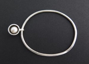 Swinging pearl dome bangle