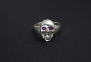Skull sapphire ring