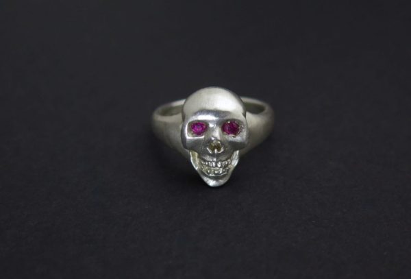 Skull sapphire ring