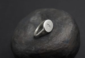 Diamond oval signet