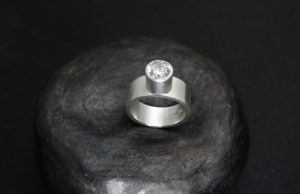 Crystal cylinder ring