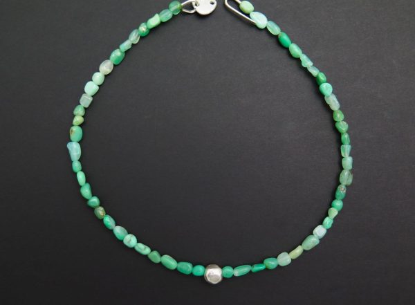 Chrysoprase rock strand